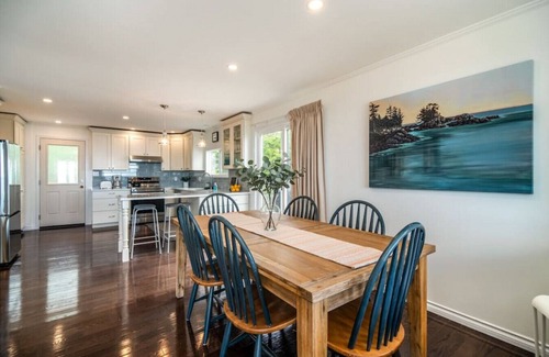 Campbell River House | Beachfront | Sandy Shore, Near Mt. Washington