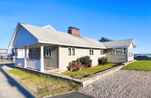 Scituate House | Beachfront Scituate Harbor View home Scenic walk to Lighthouse & Downtown Shops