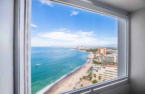 Las Glorias Apartment | Beachfront Studio with Balcony, Rooftop Pool & Gym Access