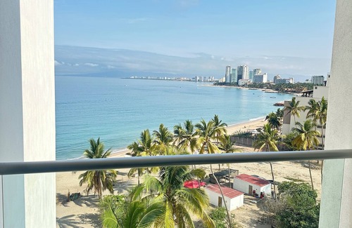 Las Glorias Apartment | Beachfront Studio with Balcony, Rooftop Pool & Gym Access