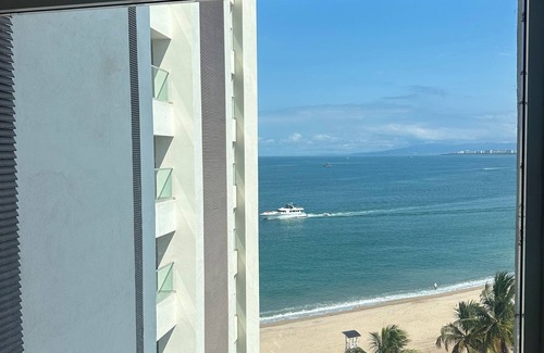 Las Glorias Apartment | Beachfront Studio with Balcony, Rooftop Pool & Gym Access