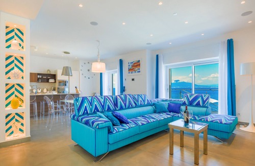 Sorrento City Centre Villa | Beachfront Villa Sorrento & private sea access