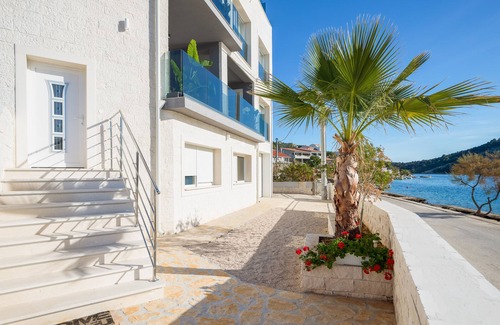Vinisce Villa | Beachront Luxury Villa w/rooftop pool, gym + spa Only 20 Min. From Split Airport