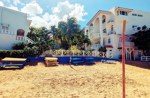 Runaway Bay Apartment | Beachside Townhouse Condo