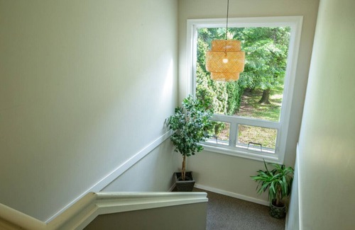 Harrison Hot Springs Apartment | Beachy 2 Bed Studio Suite, Balcony and 4 Min to Lake
