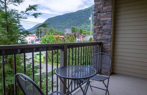 Harrison Hot Springs Apartment | Beachy 2 Bed Studio Suite, Balcony and 4 Min to Lake