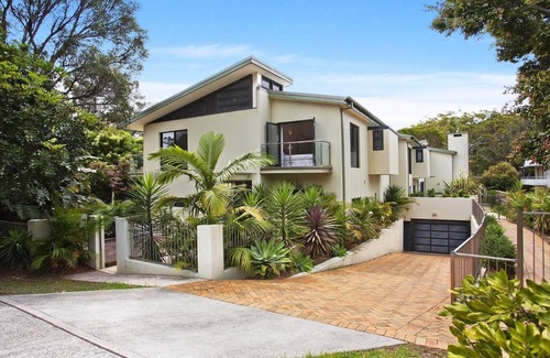 Avoca Beach House | BEACHY AT COPA | Pet friendly, WIFI, Walk to beach | Accom Holidays