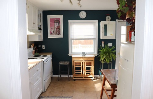 Beacon House | Beacon Mid Mod Cape Cod | Close to Main St & Dia