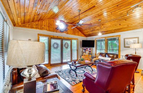 Townsend House | Bear Acres Getaway Cabin with Deck in Townsend!