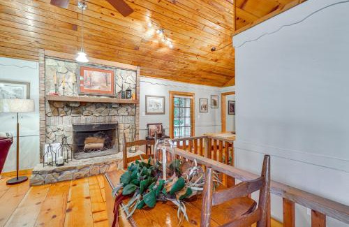 Townsend House | Bear Acres Getaway Cabin with Deck in Townsend!