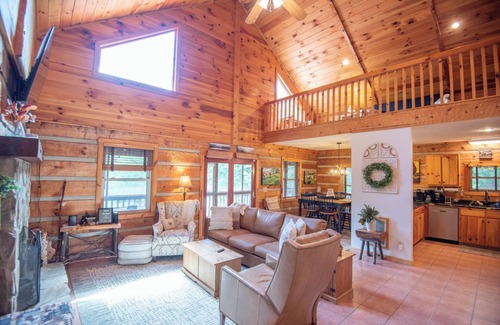 Grassy Creek Cabin | Bear Haven w/Fire pit + Community Pond Access + Pool Table + Dog Friendly + MORE