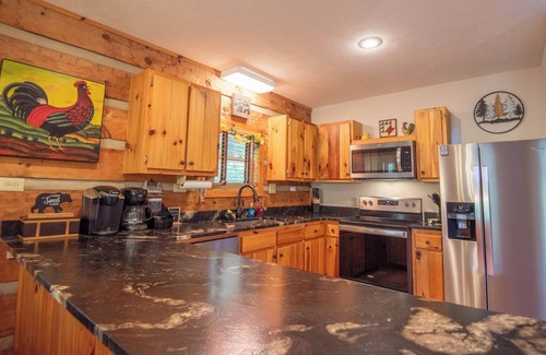 Grassy Creek Cabin | Bear Haven w/Fire pit + Community Pond Access + Pool Table + Dog Friendly + MORE
