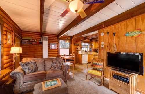 Big Bear Lake House | Bear Lake Hideaway: Two Story Log Cabin w fireplace & hot tub. Walk to the lake!