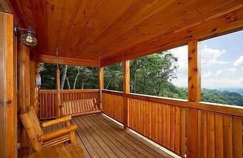Sevierville Cabin | Bear Lovin' in Pigeon Forge #unforgettable 2 bedroom w/Gameroom, Views & Heart Tub!