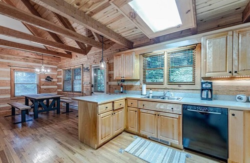 Seven Devils House | Bear Pause Cabin 3 BR/3BA Amazing Lake View EV Charger