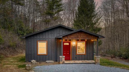 Brevard House | Bear’s Place by AvantStay Cozy Mountain Cabin in Brevard Firepit