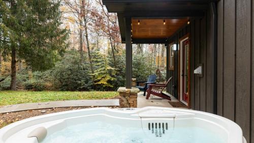 Brevard House | Bear’s Place by AvantStay Cozy Mountain Cabin in Brevard Firepit