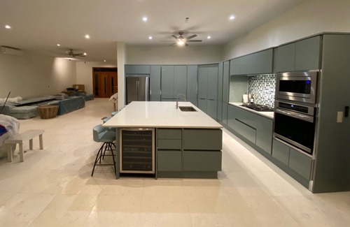 Discovery Bay Villa | Beautiful modern 4 bedroom villa and pool with stunning views over Turtle Lake