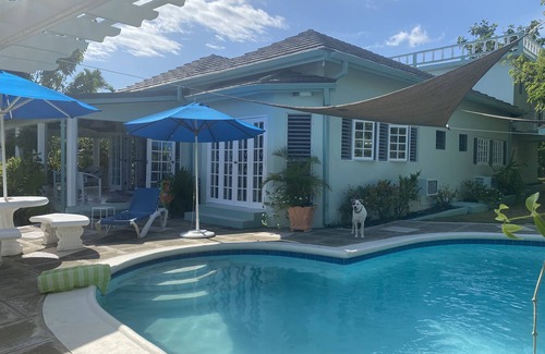 Runaway Bay Villa | Beautiful Lush Property! Great for couples or singles!