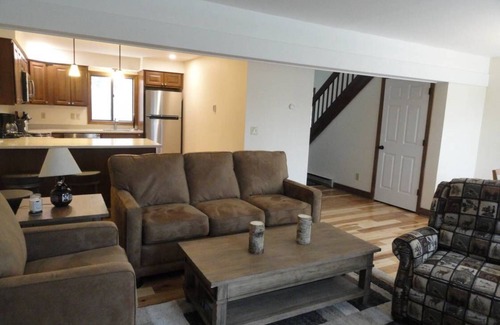 West Hartford House | Beautiful 2-BR 2.5-BA End Unit Townhome at Quechee Lakes
