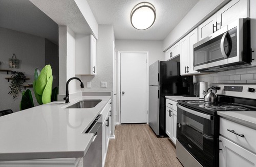 University Hills and Windsor Park Apartment | Beautiful 2BD/1BA in University Hills 3368