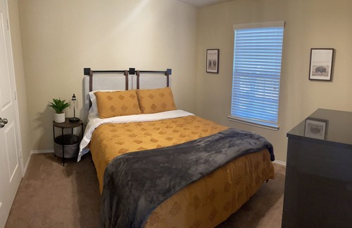 Lincoln Park House | Beautiful 3/2 Cozy Home in Cross Roads