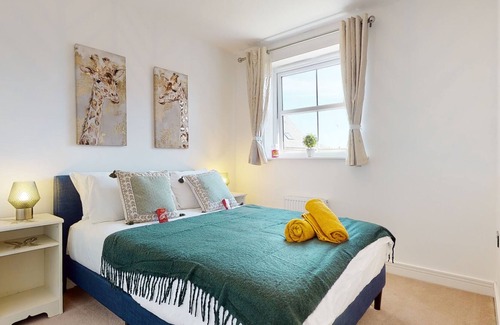 Eccles House | Beautiful 3 Bed Semi-detached House With Driveway and Garden, King's Hill