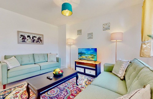 Eccles House | Beautiful 3 Bed Semi-detached House With Driveway and Garden, King's Hill