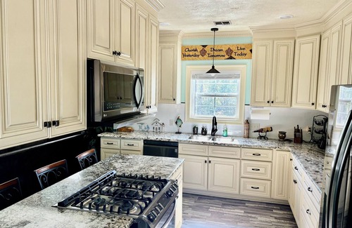 Mittie House | Beautiful 3-bedroom house with beautiful river views in Oberlin