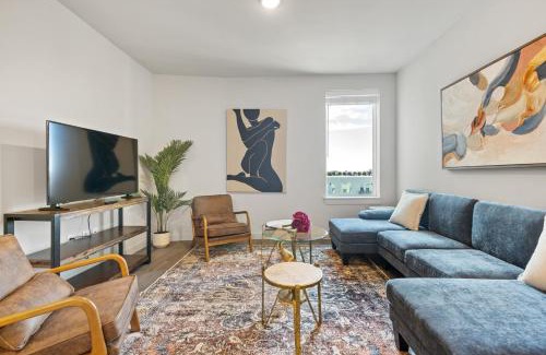Windsor Park Apartment | Beautiful 3 bedroom oasis close to downtown