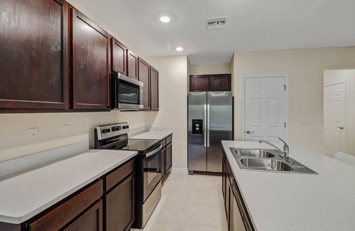 Naples House | BEAUTIFUL 3BD 2.5BA TOWNHOME, PRESERVE VIEW, POOL, GYM.