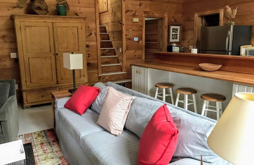 Weatogue House | BEAUTIFUL 4-SEASON RENTAL DIRECTLY ON TWIN LAKES