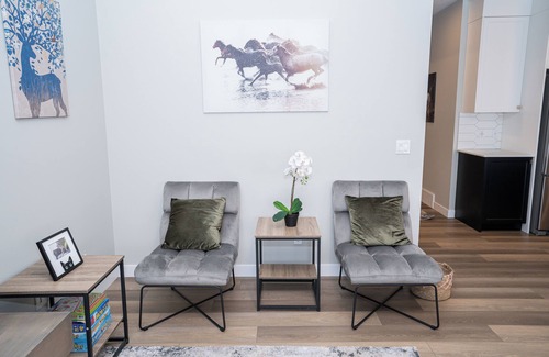 Airdrie House | Beautiful 4BR Home ~ Near YYC ~ Stylish & Relaxing