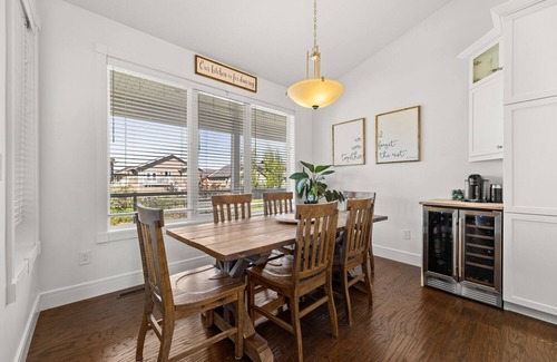 Olds House | Beautiful 5 bedroom home in Central Albertan45 minutes from YYC