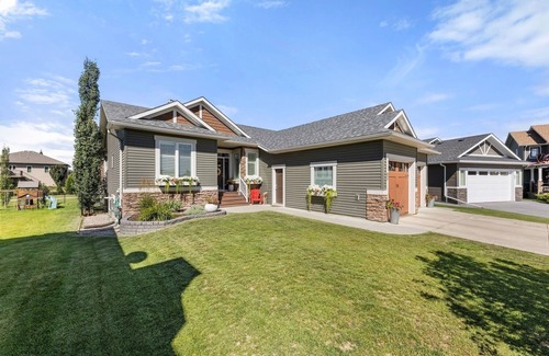 Olds House | Beautiful 5 bedroom home in Central Albertan45 minutes from YYC
