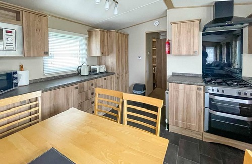 Clacton-on-Sea House | Beautiful 6 berth caravan with decking at Valley Farm Holiday Park ref 46736V