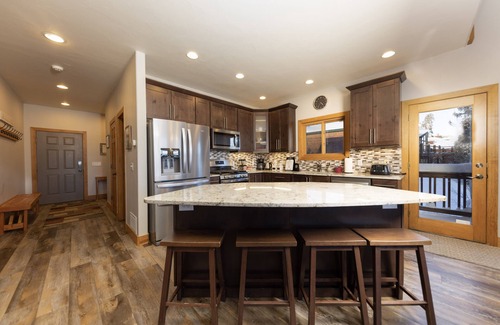 Wildernest House | Beautiful 7 BEDROOM, 3 gathering areas, pool table, hot tub, and huge deck with 360-degree views!