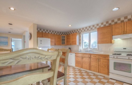 Point Judith House | Beautiful and Spacious 5 bedroom 3 1/2 bath. In the village of Pt. Judith.