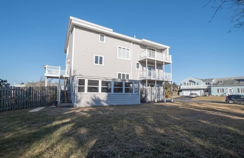 Point Judith House | Beautiful and Spacious 5 bedroom 3 1/2 bath. In the village of Pt. Judith.