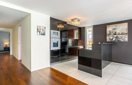 Montreux City Centre Apartment | Beautiful apartment for 4 guests with hot tub, pool, WIFI, TV, balcony and panoramic view
