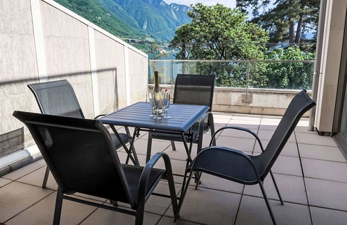 Montreux Apartment | Beautiful apartment for 2 guests with WIFI, A/C, pool, TV, terrace and panoramic view