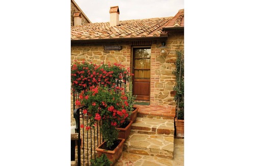 Cinigiano Apartment | Beautiful apartment for 4 guests with pool, A/C, TV, pets allowed and parking