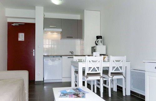 Chinon Apartment | Beautiful apartment for 4 guests with WIFI, pool, TV, terrace, pets allowed and parking
