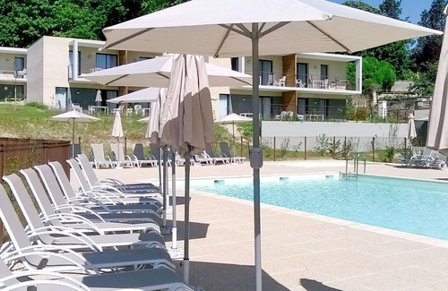 Chinon Apartment | Beautiful apartment for 4 guests with WIFI, pool, TV, terrace, pets allowed and parking