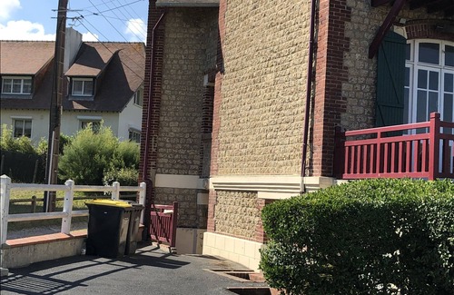 Benerville-sur-Mer Apartment | Beautiful apartment with terrace and sea view just outside Deauville