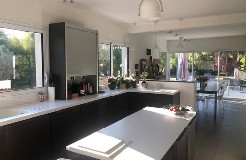 Montferrier-sur-Lez Villa | Beautiful architect-designed house in a quiet green setting