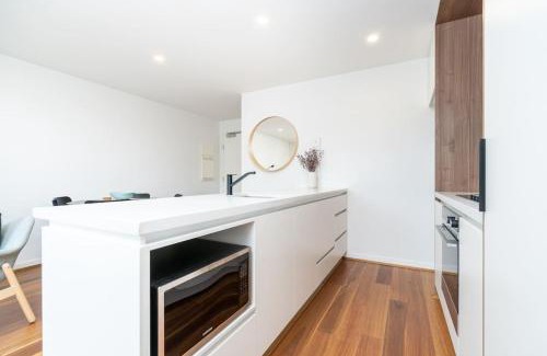 Turner Apartment | Beautiful Art Apartment near Tram and Shops! - Hosted by CanStay