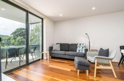 Turner Apartment | Beautiful Art Apartment near Tram and Shops! - Hosted by CanStay