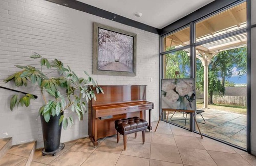 Riverside House | Beautiful Austin Retreat|Pool |Big Yard| Sleeps 20