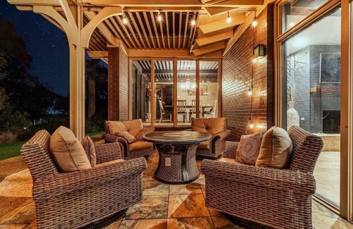 Riverside House | Beautiful Austin Retreat|Pool |Big Yard| Sleeps 20